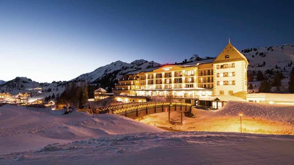 Hotel in den schneebedeckten Bergen