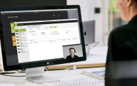 Bildschirm, auf dem eine Online-Schulung durchgeführt wird.