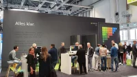 Messestand von PROJEKT PRO auf der digitalBAU 2022 mit Besuchern.