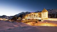 Hotel in den schneebedeckten Bergen