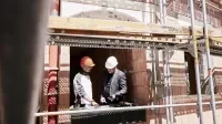 Zwei Bauingenieure auf der Baustelle 
