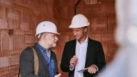 Ingenieur und Architekt auf der Baustelle