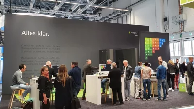 Messestand von PROJEKT PRO auf der digitalBAU 2022 mit Besuchern.