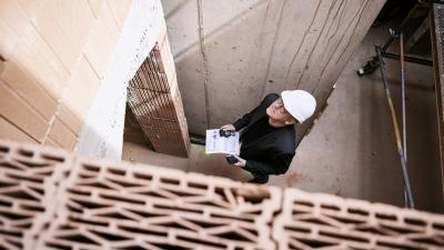 Bauleiter bei der Baustellenbegehung.