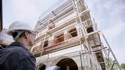 Bauingenieur auf dem Weg zur Baustelle.