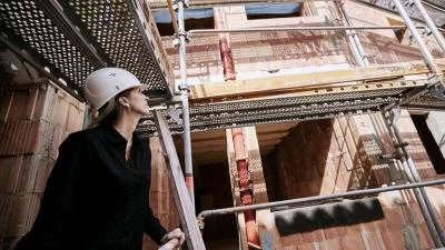 Bauleiterin auf Baustelle.