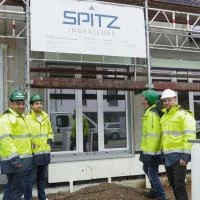 Spitz Ingenieure vor Bürogebäude