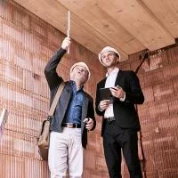 Ingenieur und Bauherr auf der Baustelle