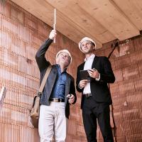 Ingenieur und Bauherr auf der Baustelle