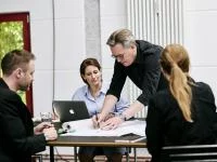 Gruppe aus Architekten und Architektinnen haben eine Besprechung.
