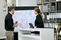 PROJEKT PRO und SOFTTECH Mitarbeiter in einer Besprechung