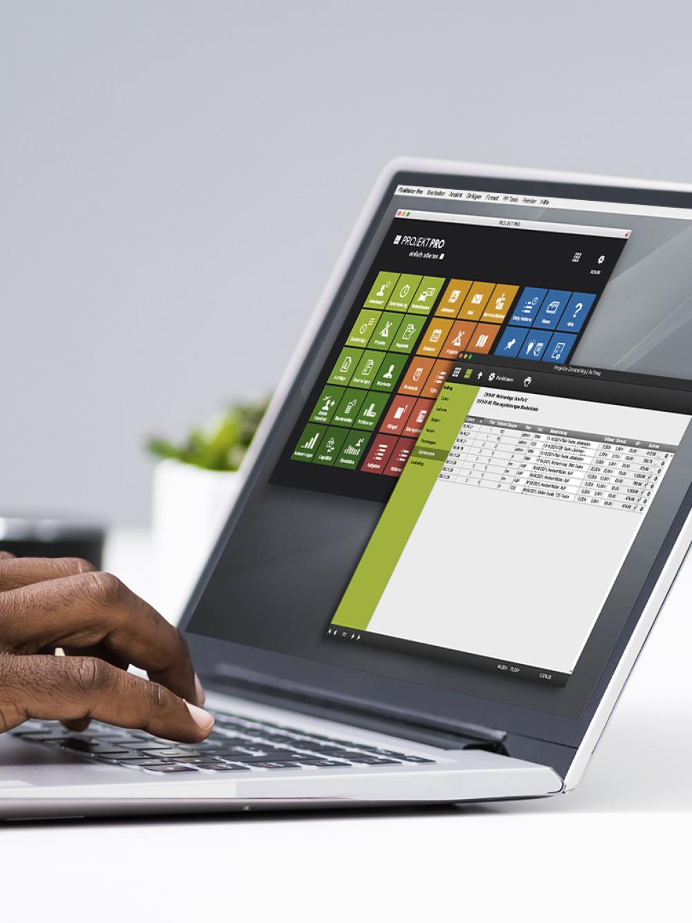 XRechnung und Laptop mit Rechnungsbaustein in PROJEKT PRO.