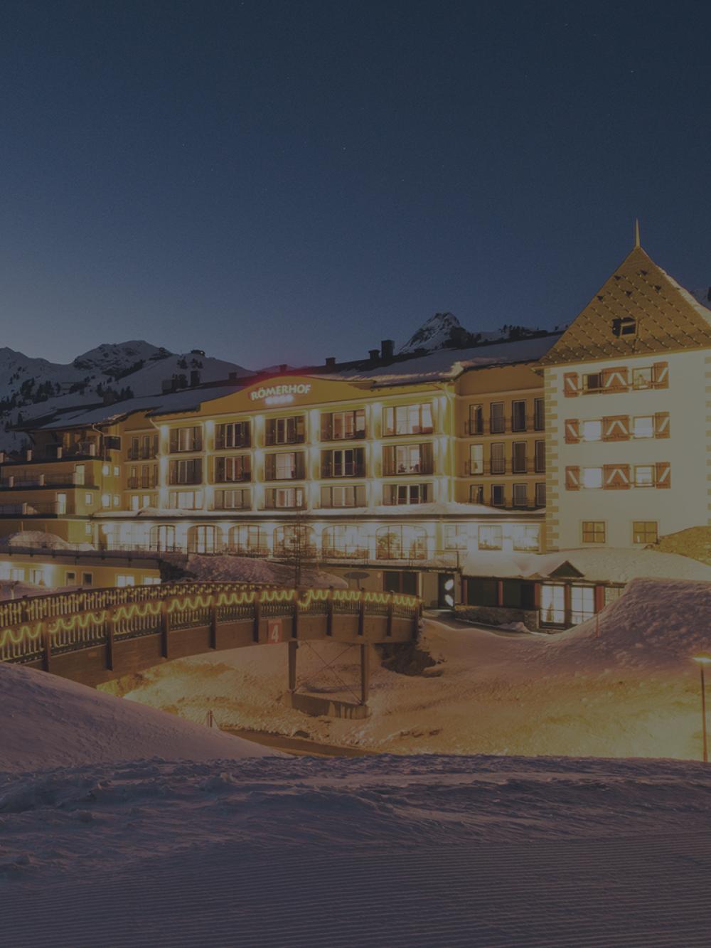 Hotelgebäude beleuchtet im Winter.