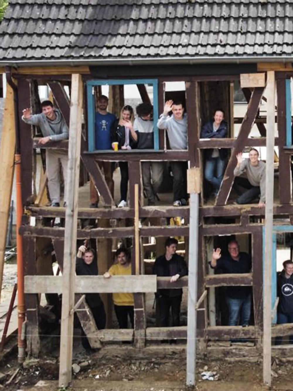 Arbeitsteam im Fachwerkhaus im Ahrtal.