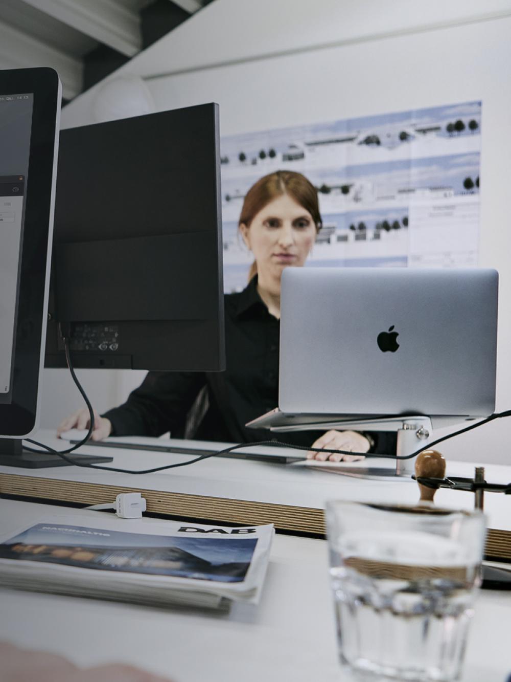 Text PROJEKT PRO Generation 20 und junge Frau arbeitet im Büro.