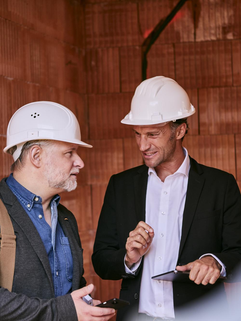 Ingenieur und Architekt auf der Baustelle