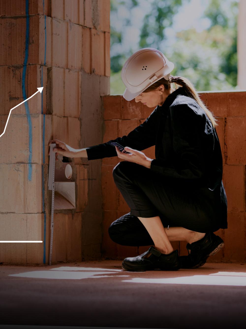 Frau auf der Baustelle vermisst Wand