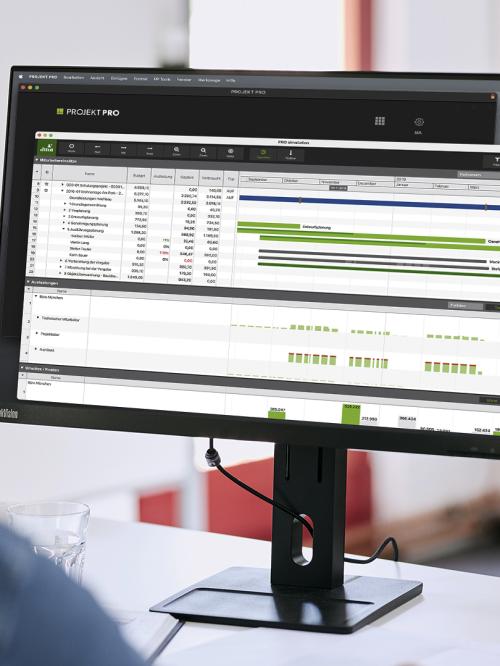 Bildschirm mit offener Software von PROJEKT PRO, davor sitzt ein Mann mit dem Rücken zum Betrachter.