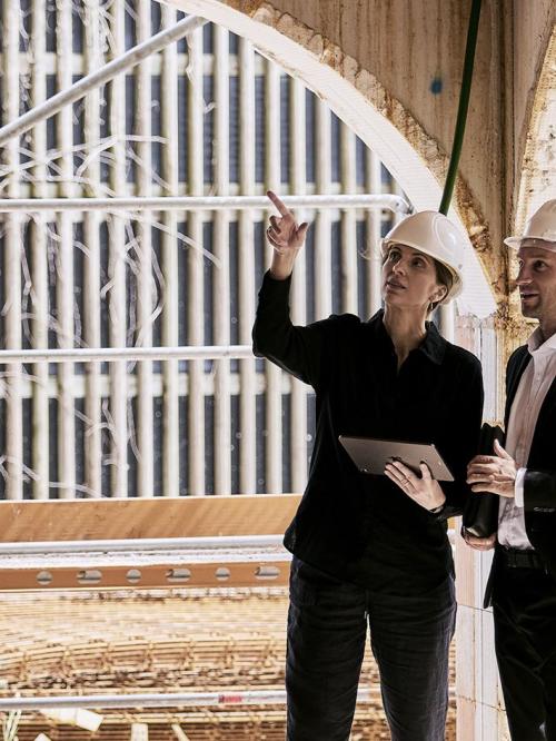 Bauingenieure auf der Baustelle mit einem Tablet in der Hand