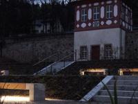 Kloster Eberbach in der Dämmerung mit Beleuchtung.