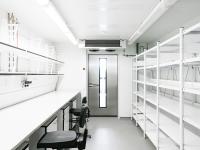 Laborähnlicher Raum mit leeren Regalen.
