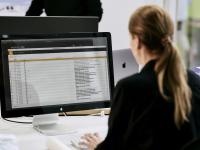 Frau arbeitet konzentriert im Büro.