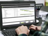 Mann arbeitet am Laptop mit PROJEKT PRO.