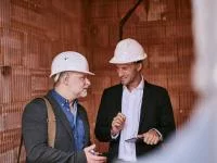 Ingenieur und Architekt auf der Baustelle