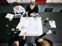 PROJEKT PRO und SOFTTECH Mitarbeiter besprechen gemeinsame Arbeit