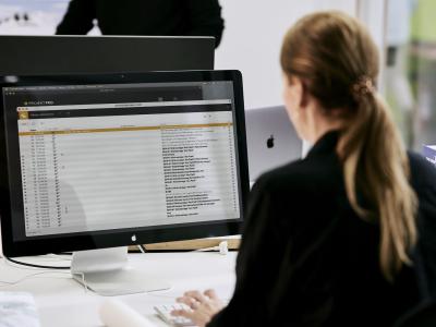 Frau arbeitet konzentriert im Büro.