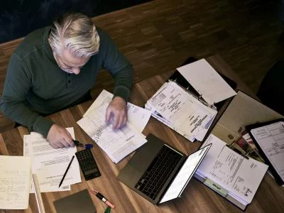 Mann arbeitet an Projekten im Homeoffice.